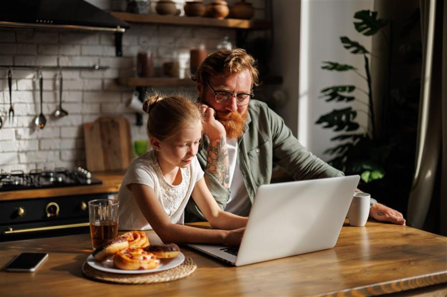 Navigating screen time and online safety with Tweens-Teens: Tips, Tricks & a Handy Discount Navigating screen time and online safety with Tweens-Teens: Tips, Tricks & a Handy Discount